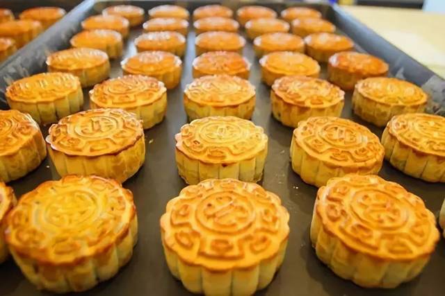 中秋后的剩月饼去哪了？员工说出背后真相